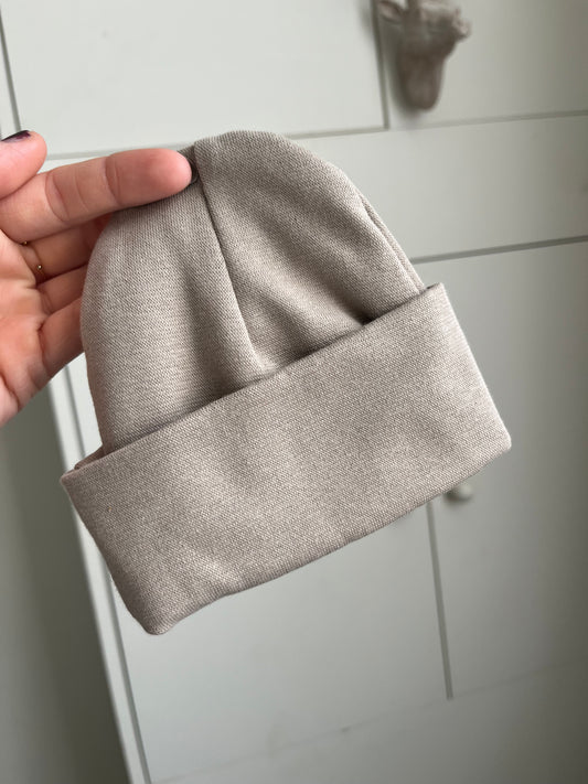 Newborn mutsje zand/grijs • liefgemerkt