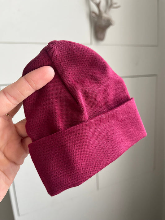 Newborn mutsje burgundy • liefgemerkt